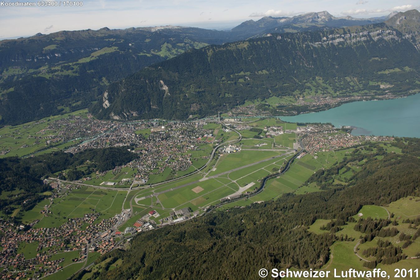 Mitte rechts am Brienzersee: Bönigen; gegenüberliegend: Ringgenberg. Siedlung links unten im Bild: Wilderswil. Matten in der Autobahnschlaufe. (Blickrichtung N).